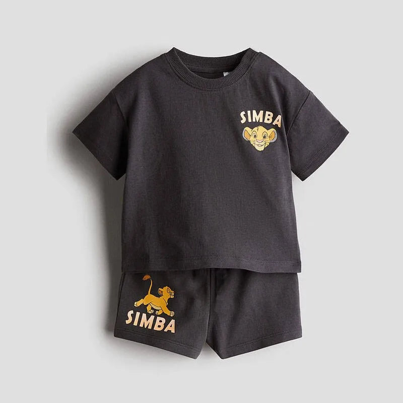 Children's dark gray t-shirt and shorts set with Simba branding on a light gray background